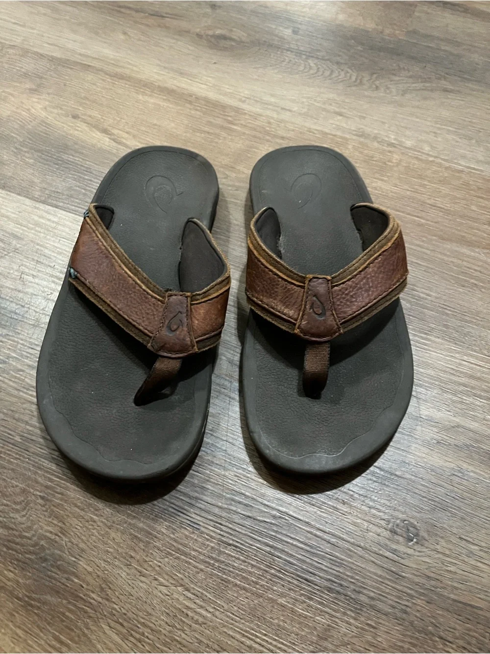 OluKai Kua‘aina Leather Sandals | Men's US 8 | Koa/Espresso | Comfort Flip Flops
